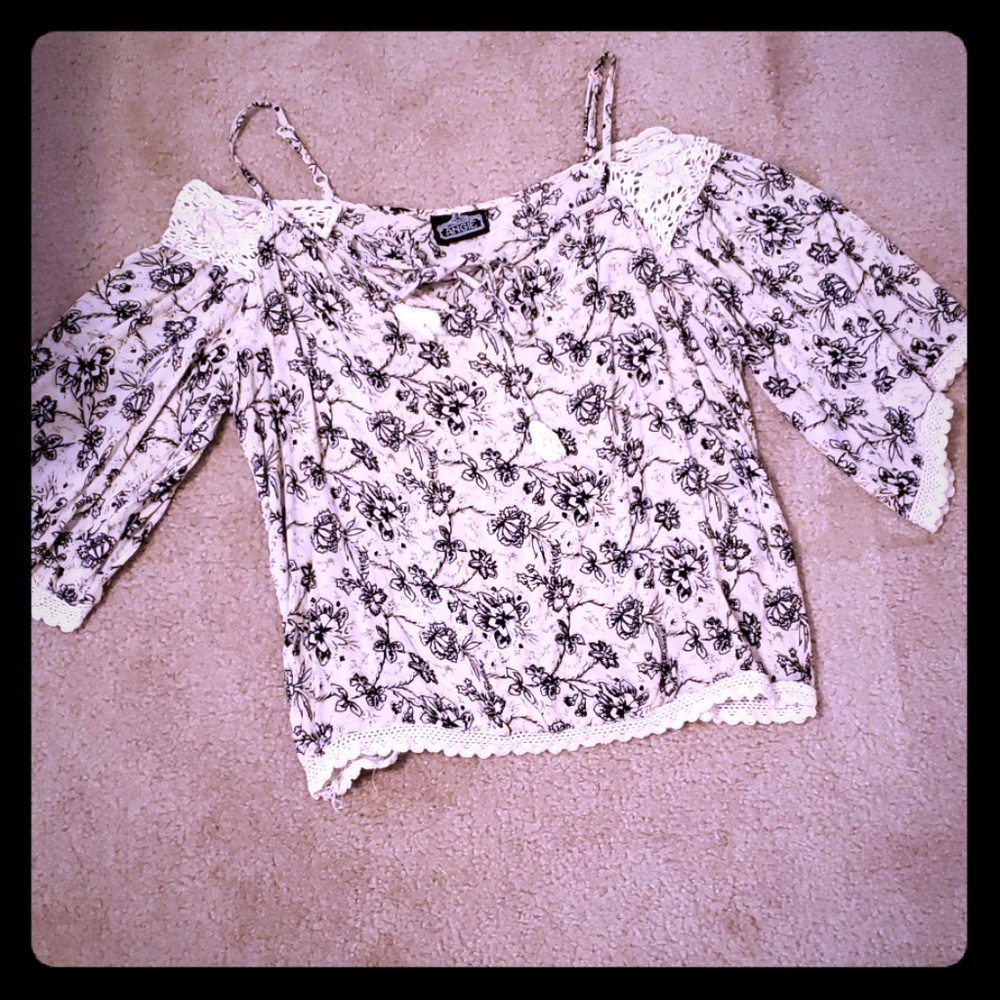 Cold-shoulder shirt